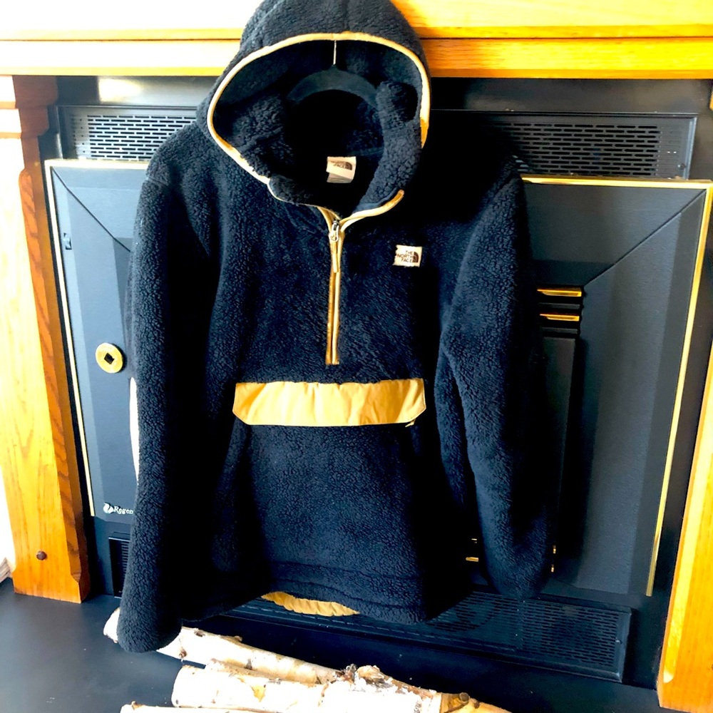 The North Face Campshire Pullover Hoodie Black Sherpa and beige trim! Unisex